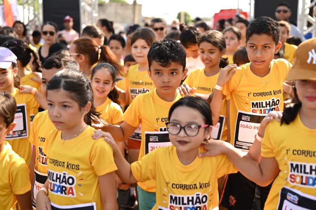 Crianças com a camiseta amarela da Corrida Kids Milhão Solidária reunidas antes da largada.
