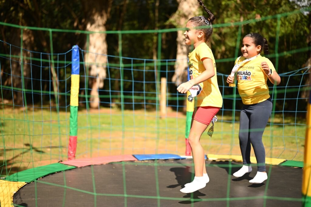 Crianças brincando no pula-pula no Parque Goiabeiras.